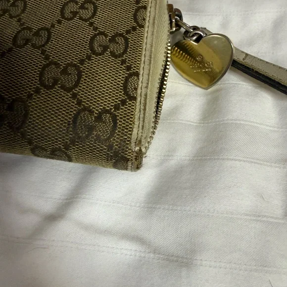 Gucci Gold Heart Charm Detail - Picture 3 of 10